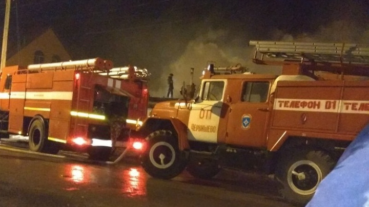 Пожар в Большом Тараскуле: местные жители помогали соседям спасать вещи, а сотрудники МЧС выносили баллоны с газом