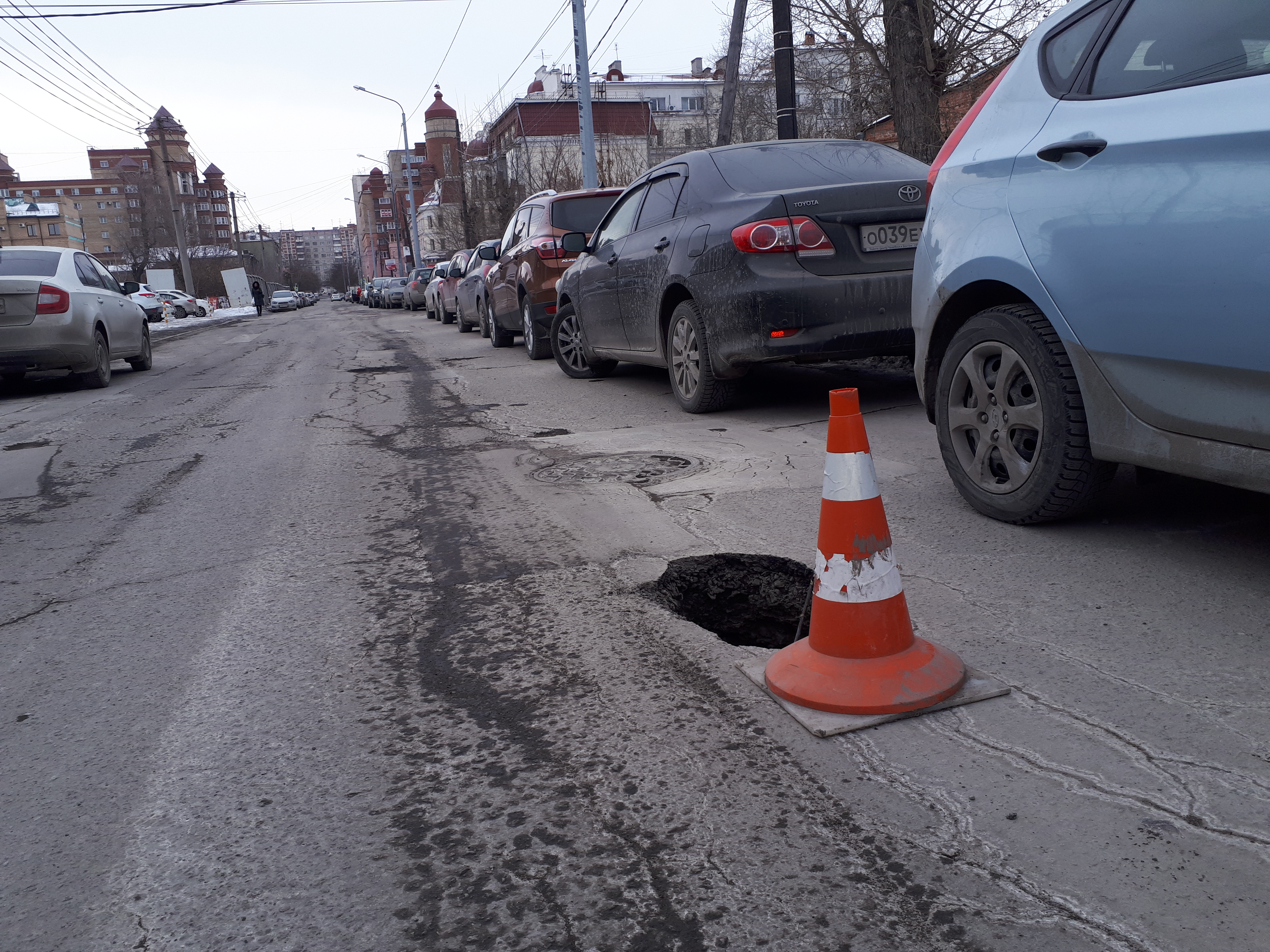 Яма, глубиной около метра, образовалась на дороге на улице Пушкина Яма, глубиной около метра, образовалась на дороге на улице Пушкина