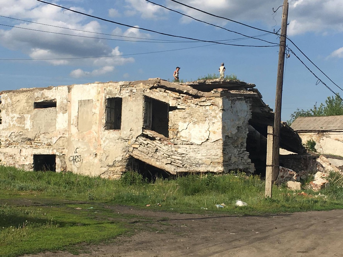 Волонтёры и полиция также проверяли развалины на улице Некрасова в Каслях