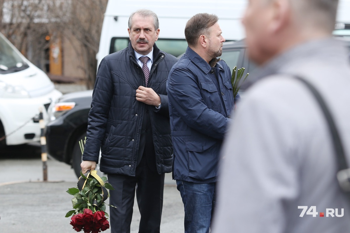 Проводить в последний путь председателя Союза журналистов пришли министр спорта Леонид Одер и замгубернатора Вадим Евдокимов... Проводить в последний путь председателя Союза журналистов пришли министр спорта Леонид Одер и замгубернатора Вадим Евдокимов...