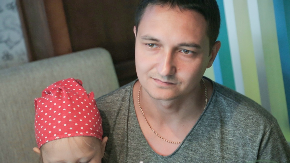 Супруг Василий во всём поддерживает Настю и даже подаёт идеи по развитию бизнеса