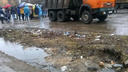 «Плевок в лицо работникам культуры»: в Ярославле бюджетников заставили разгребать под дождём свалку