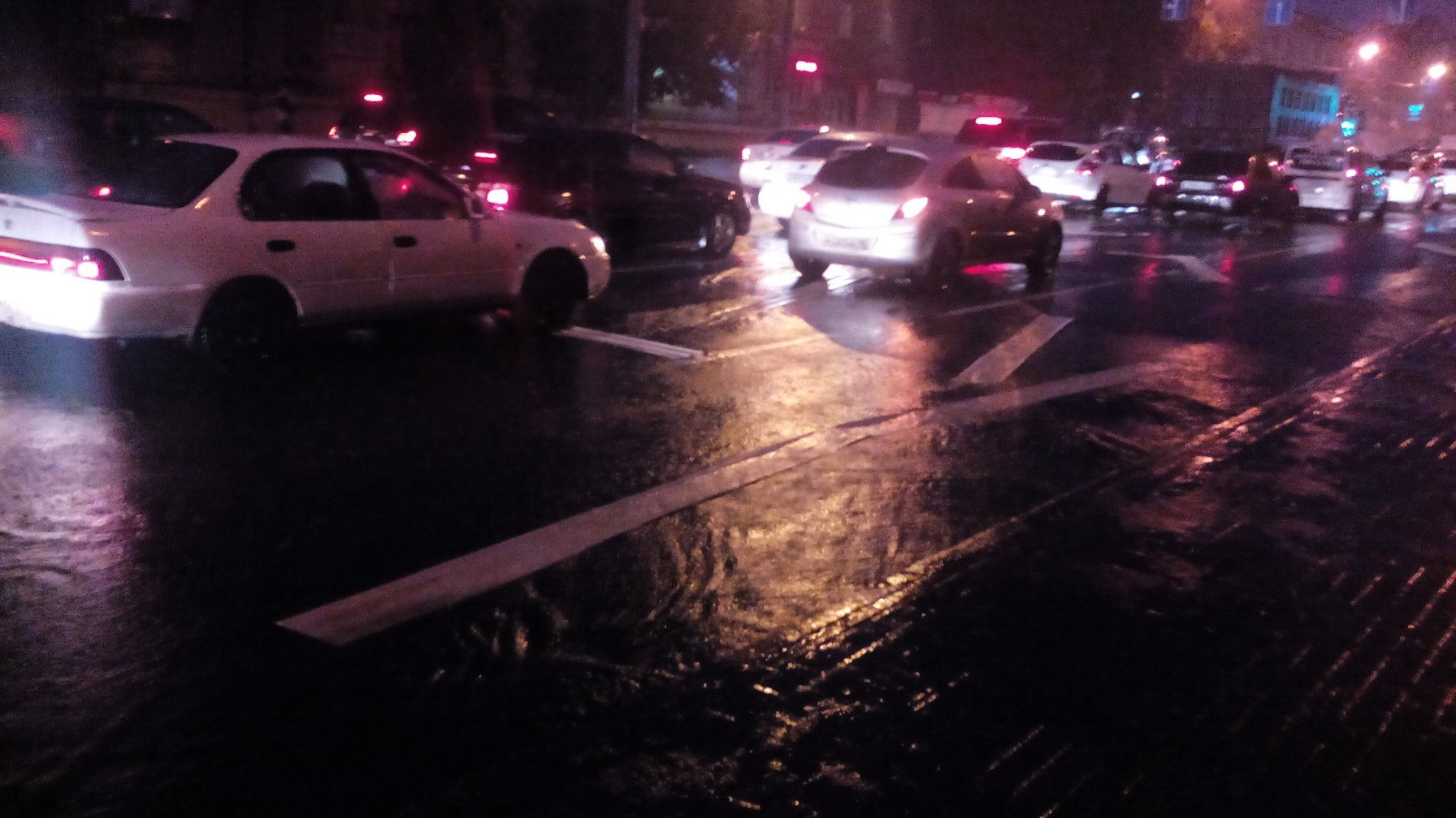 На пересечении улиц Худякова и Энтузиастов дождями смыло зебру