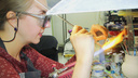 «Работа у нас опасная»: челябинка делает миниатюрных лягушек из огненного стекла