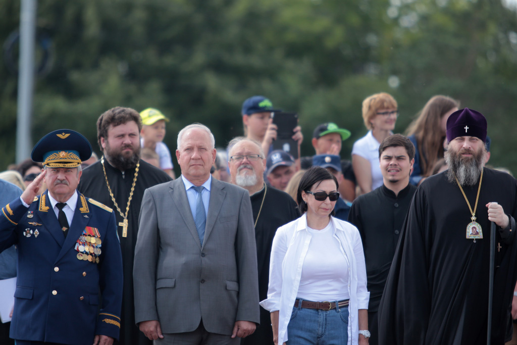 Чиновники и духовенство поздравили военлётов с праздником