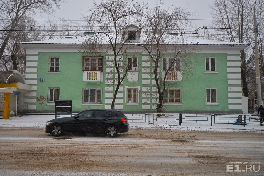 На другой стороне Краснофлотцев идёт квартал примерно из 20 домиков архитектора Полякова, их возводили после войны
На другой стороне Краснофлотцев идёт квартал примерно из 20 домиков архитектора Полякова, их возводили после войны