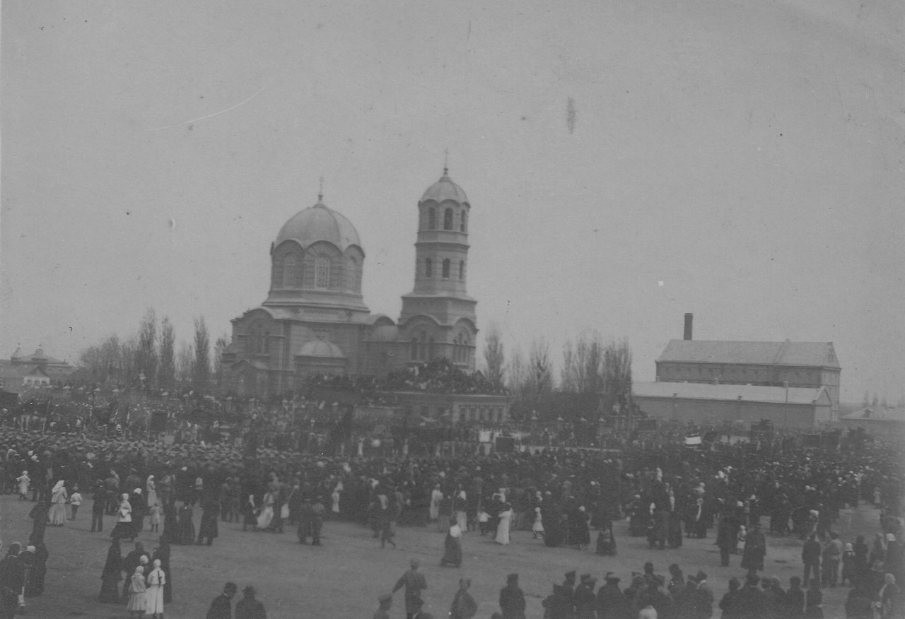 Жители Царицына митингуют на современной площади Ленина