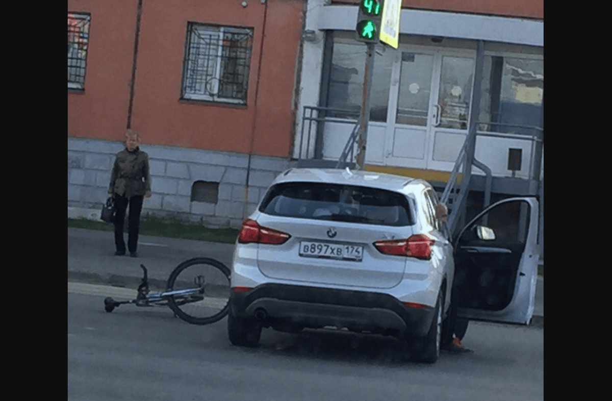 Иномарка буквально подмяла под себя велосипед Иномарка буквально подмяла под себя велосипед