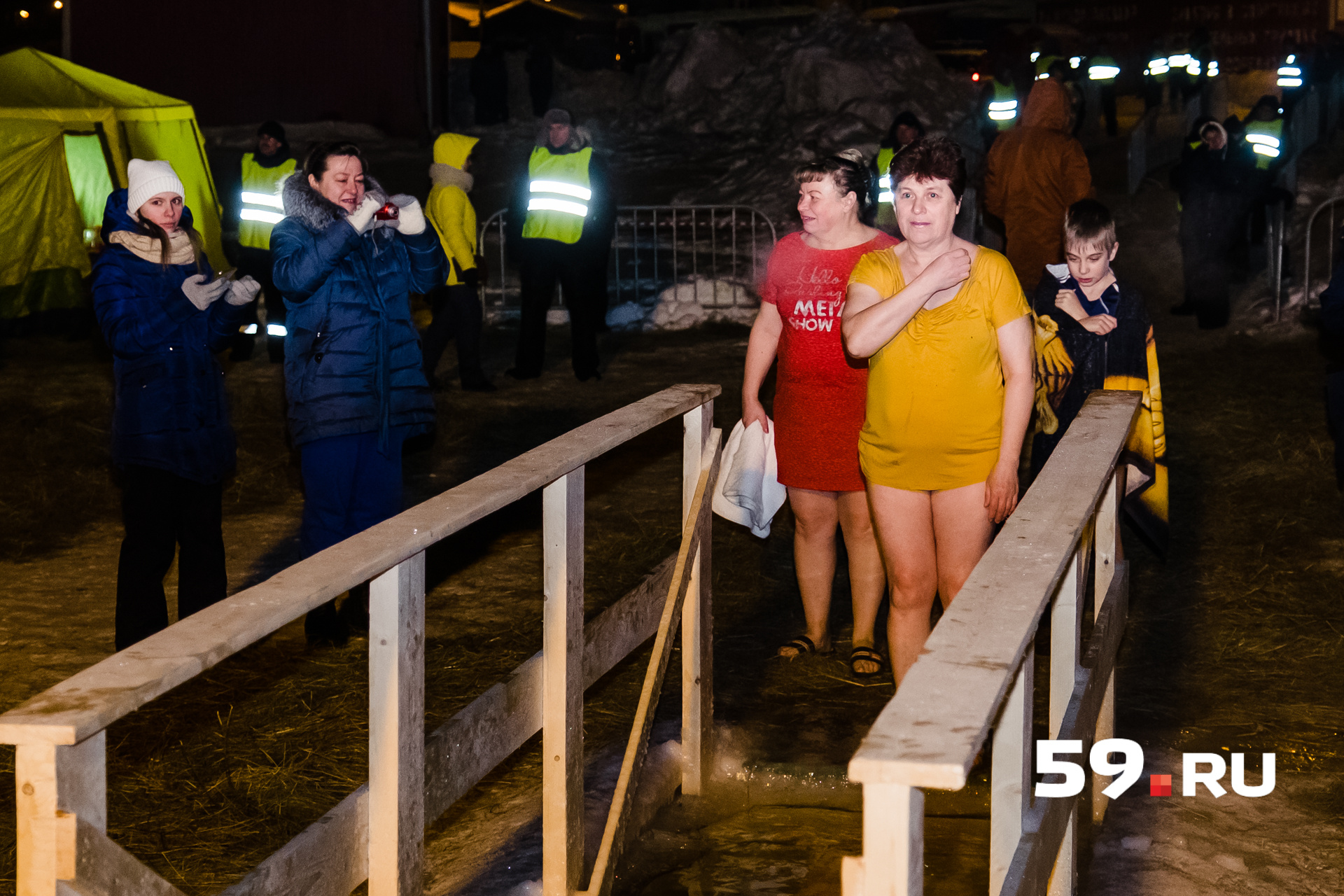 Окунуться пришли пермяки разного возраста Окунуться пришли пермяки разного возраста