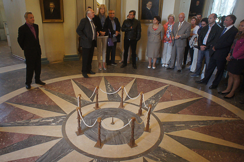 Знак Пулковского меридиана в Круглом зале обсерватории