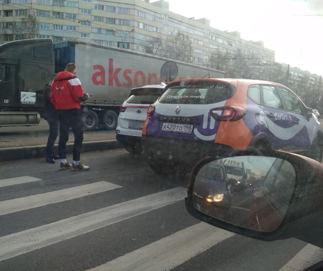 На Ленинском автомобилист с помощью соседней машины разбил стекло  троллейбусу - 28 октября 2019 - ФОНТАНКА.ру