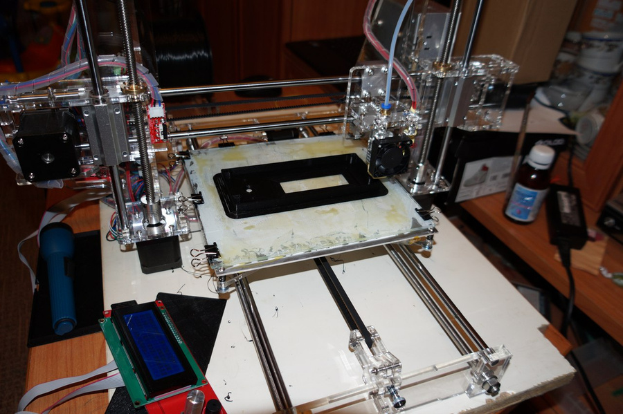 В общем-то, вот так и выглядит принтер. Столик, на котором происходит печать, разогревается до 100 градусов.