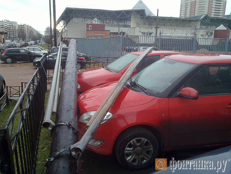 Во дворе дома на  Байконурской ул., 24, на припаркованные автомобили упал столб