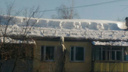 «И так сойдет»: самарец пожаловался на некачественную уборку крыши от снега на Кирова