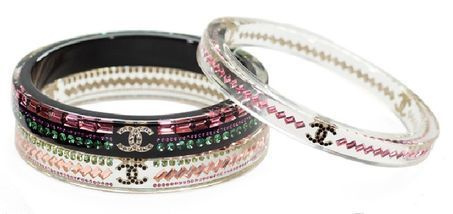 Пластиковые браслеты Chanel c инкрустацией стразами