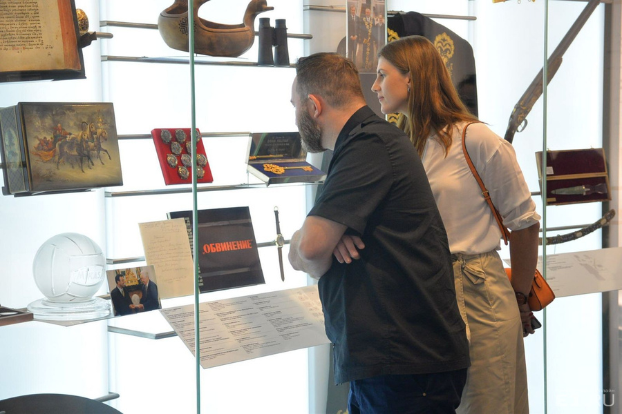 Девушка с линейкой. Технология 6 класс ремонт одежды презентация. Методы и формы санитарного просвещения населения. Ремонт одежды 6 класс технология. Масштабы удивляют.