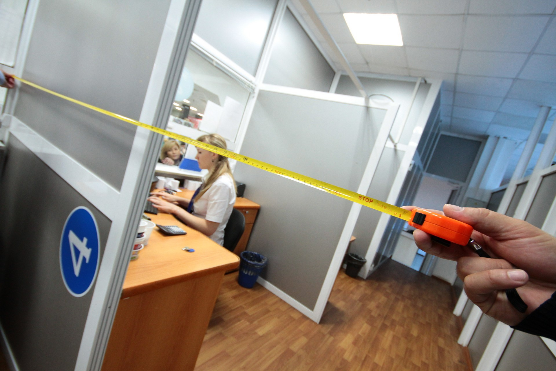 Рабочее место кассира должно быть не более 4,5 квадратов Рабочее место кассира должно быть не более 4,5 квадратов