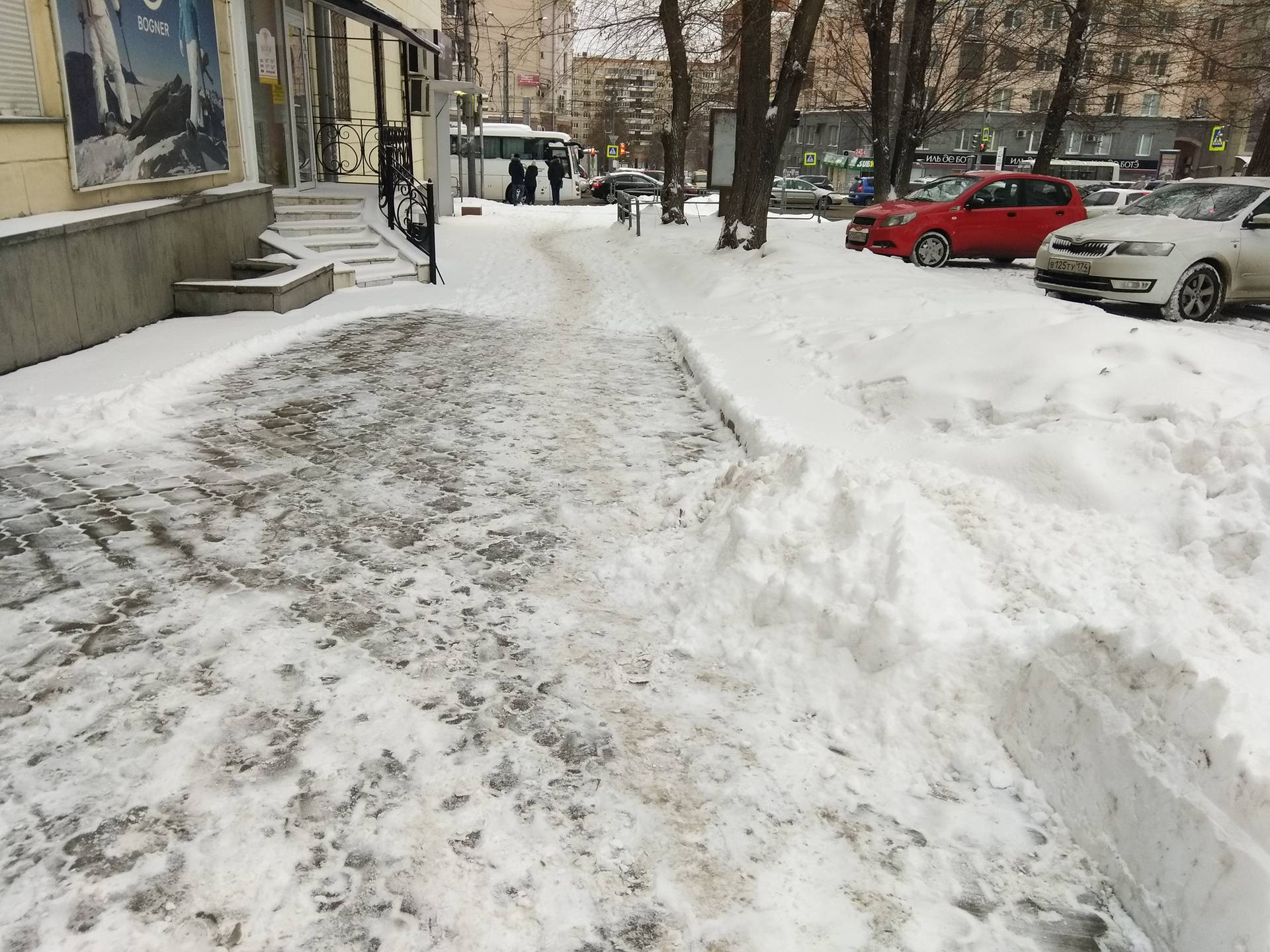 Дворники пока чистят город очень избирательно Дворники пока чистят город очень избирательно