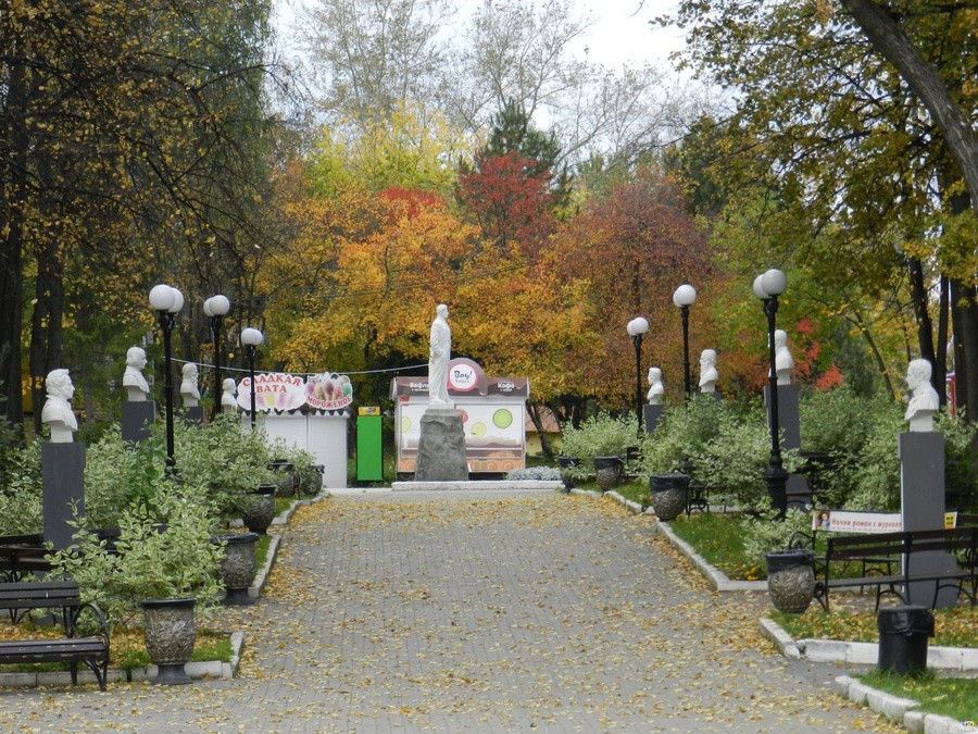 Памятник Маяковскому (в центре) поставили в парке в 1957 году. Роман Шадрин считает, что он похож на надгробную плиту.