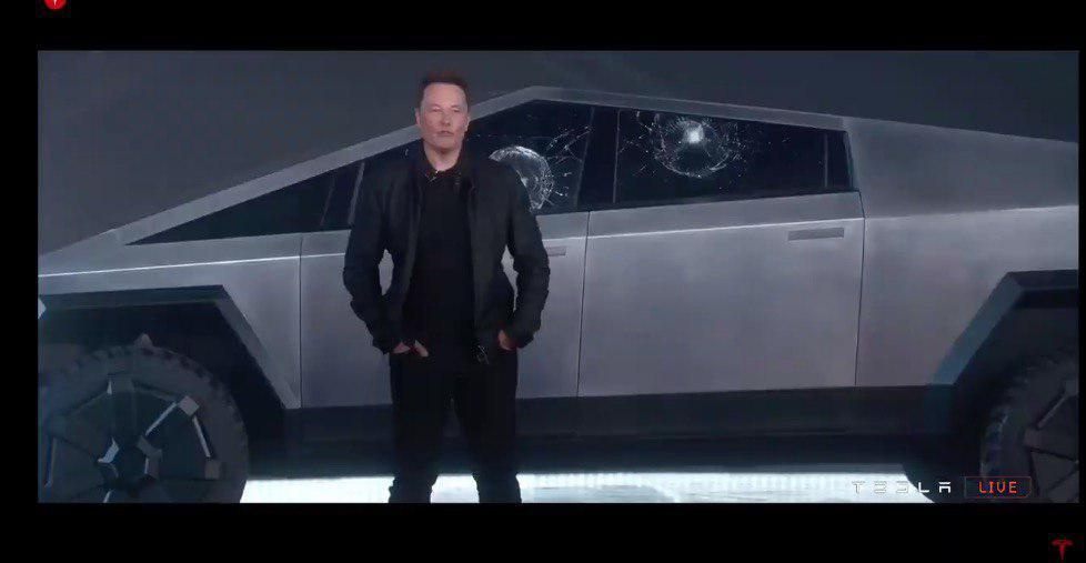 Кадр из видео Tesla в YouTube