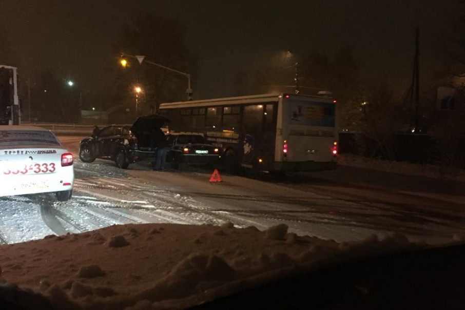 Снегопад в ярославле. Утро началось с аварии.