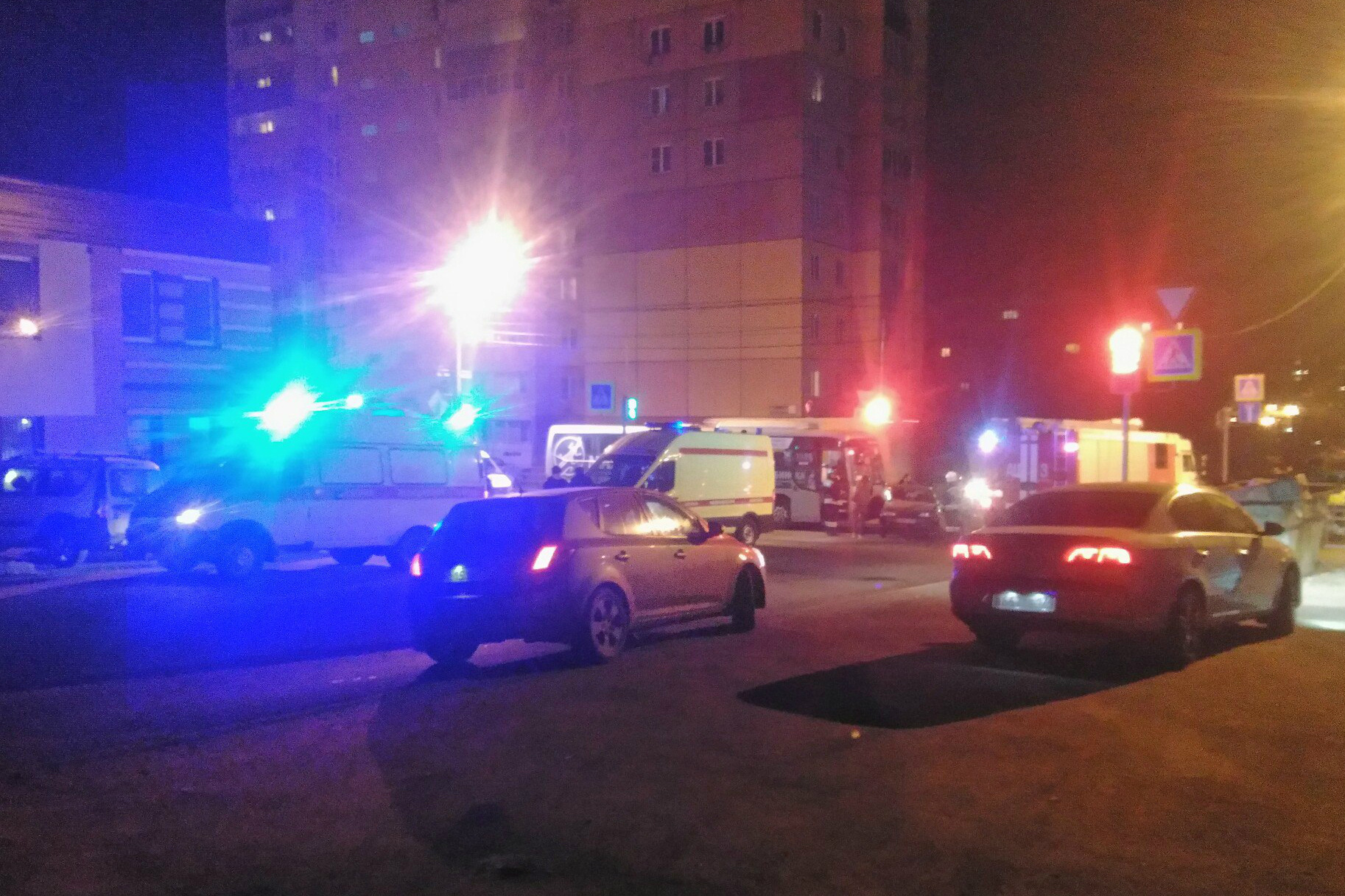 На место ДТП приехали две скорые и автомобиль областного МЧС На место ДТП приехали две скорые и автомобиль областного МЧС