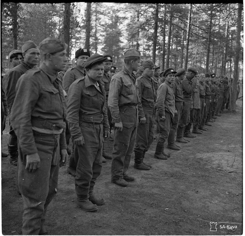 SA-Kuva // Пленные на вечерней поверке, лагерь Вителе, 18.06.1942.