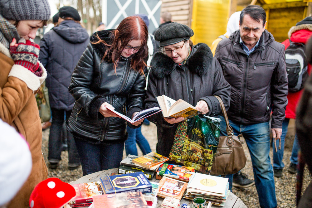 Барахолка мари. Барахолка. Блошиный рынок в Ярославле 2020. Блошиный рынок в Белгороде. Толкучка Россия.