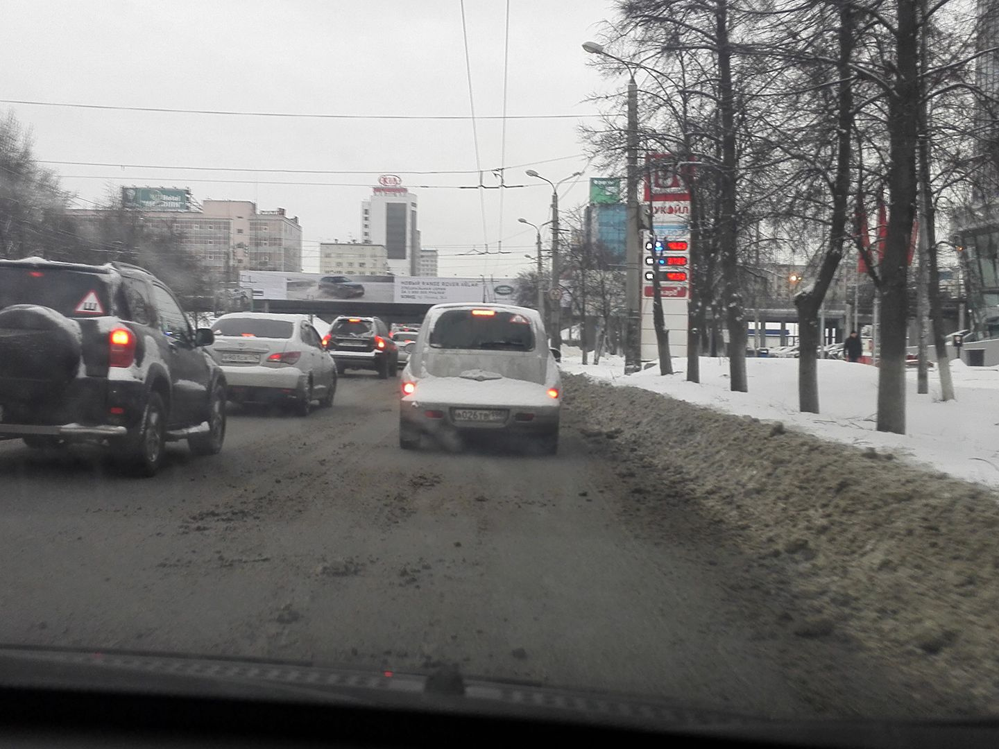 Челябинские дороги снова стали серыми и мокрыми Челябинские дороги снова стали серыми и мокрыми