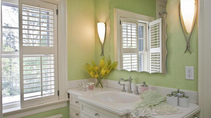Окно в ванной комнате: экономия на электричестве и естественная вентиляция