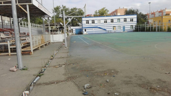 «Растаскивают по частям»: заброшенный стадион в Курчатовском районе отремонтируют в 2018 году