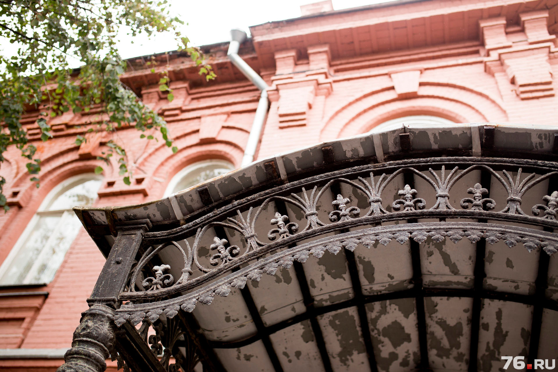 резные решетки оград усадьбы 19 века. ажурная чугунная ограда. университетская набережная чугунные ограды. ажурная решетка. ажурные ограды.