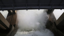 На Волжской ГЭС повторно открыли водосливную плотину и заполняют пойму водой