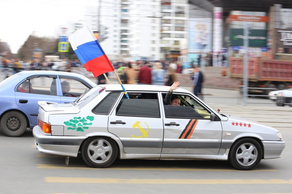 Автомобилисты украсили машины ко Дню Победы
