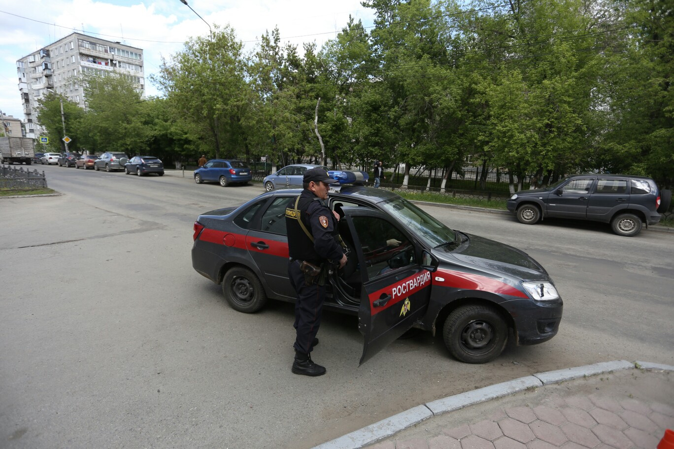 Полиция и Росгвардия оцепили соседний со школой дом Полиция и Росгвардия оцепили соседний со школой дом