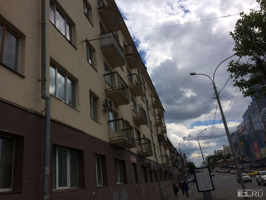 А вот так выглядит дом, где балконы вообще не имеют остекления. Это Московская, 39. Как вы считаете, такой фасад красивее, чем у соседних домов?