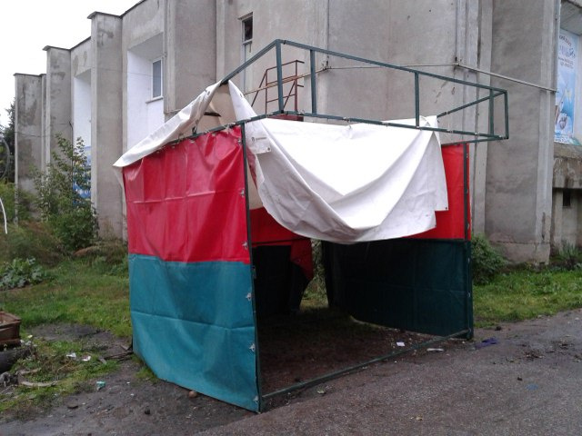 Палатка, в которой проголосовавшим раздавали картофель, опустела