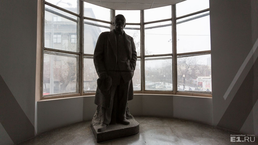 В самом Доме печати, если подниматься на второй этаж, по дороге встречается не кто иной, как Владимир Ильич.