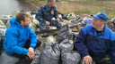Восемь кубических метров мусора: в Ярославле рыбаки прибрались у Юбилейного моста
