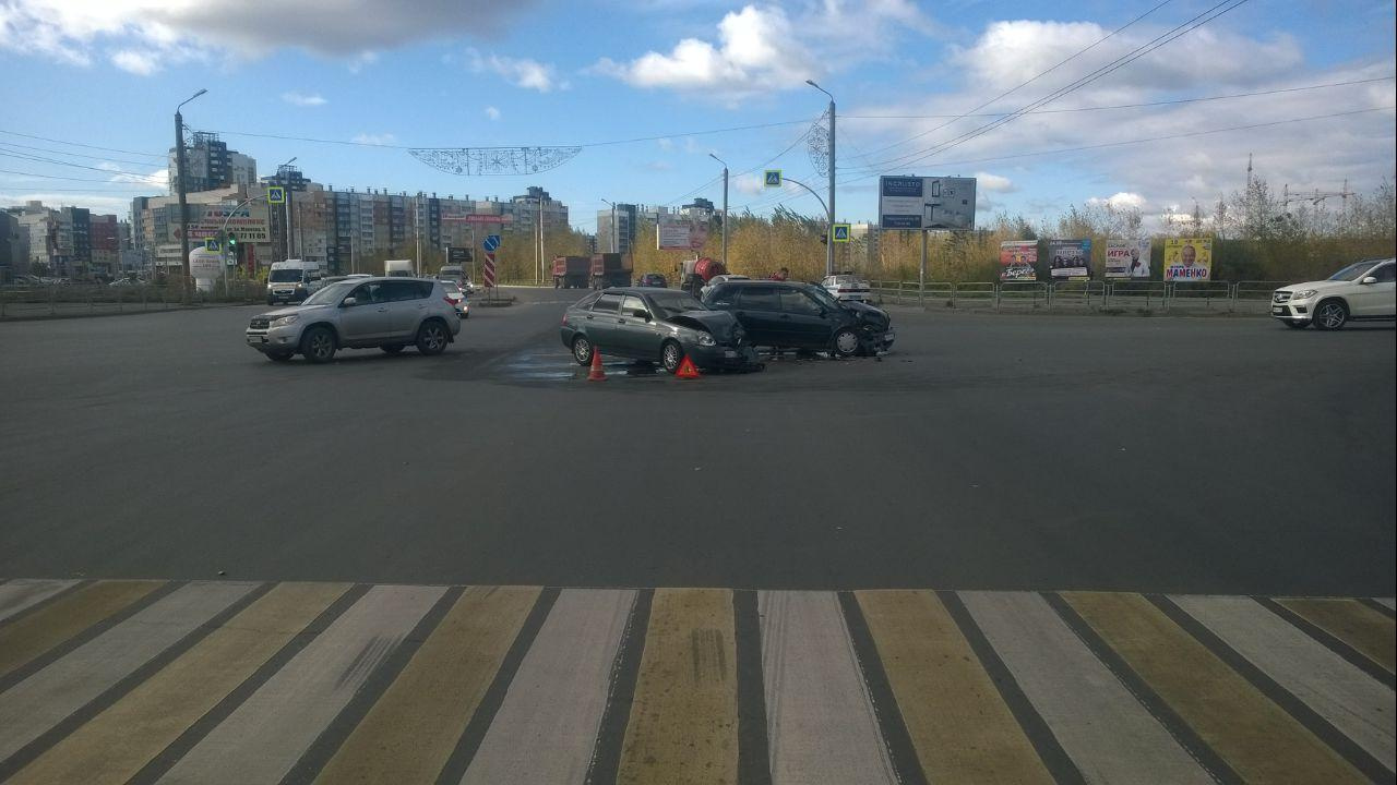 «Калина» подбила «Приору» на левом повороте «Калина» подбила «Приору» на левом повороте