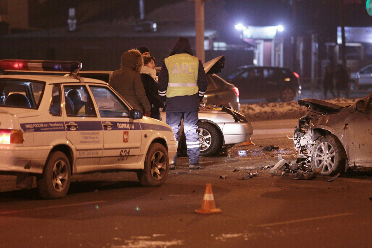 Авария произошла около 8 часов вечера на улице Братьев Кашириных Авария произошла около 8 часов вечера на улице Братьев Кашириных