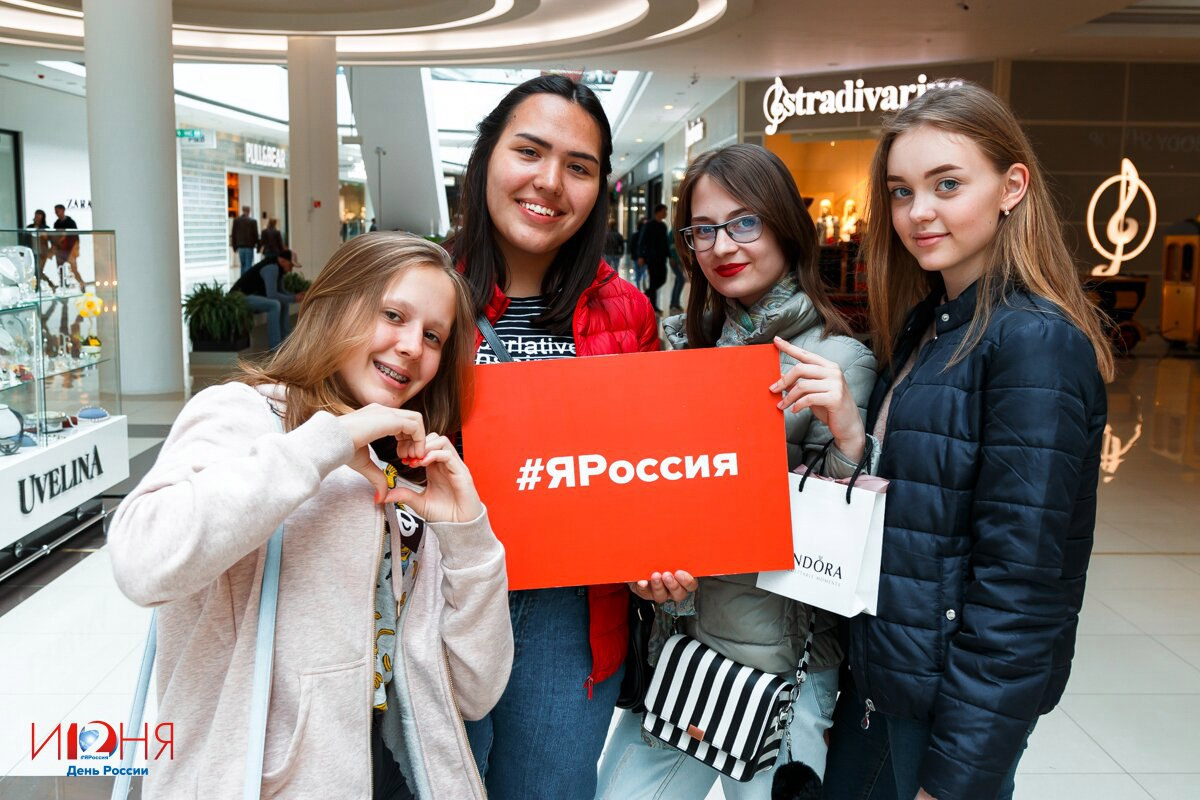 И подростки, прогуливающиеся по торговому центру И подростки, прогуливающиеся по торговому центру