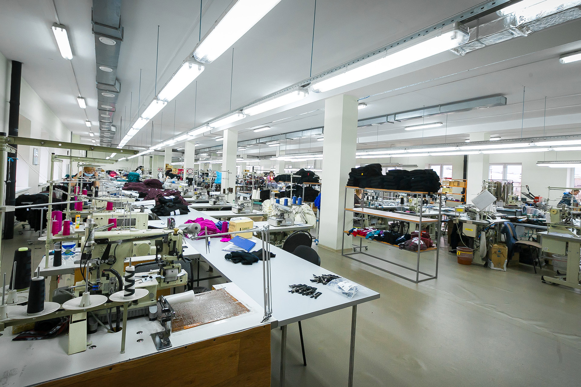 Фабрика пошива оптом. Швейный цех. Современный Швейный цех. Швейный цех швейного производства. Фабрика пошива одежды.