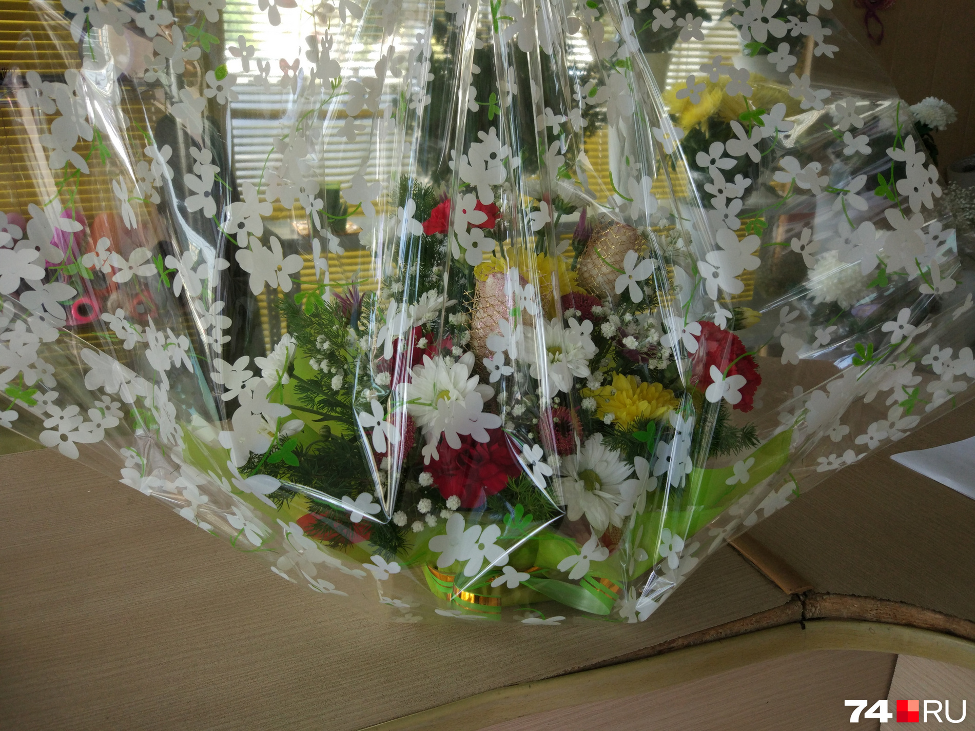 Плёнка, сеточки, корзинка и блёстки — в этом букете собраны почти все уловки флористов