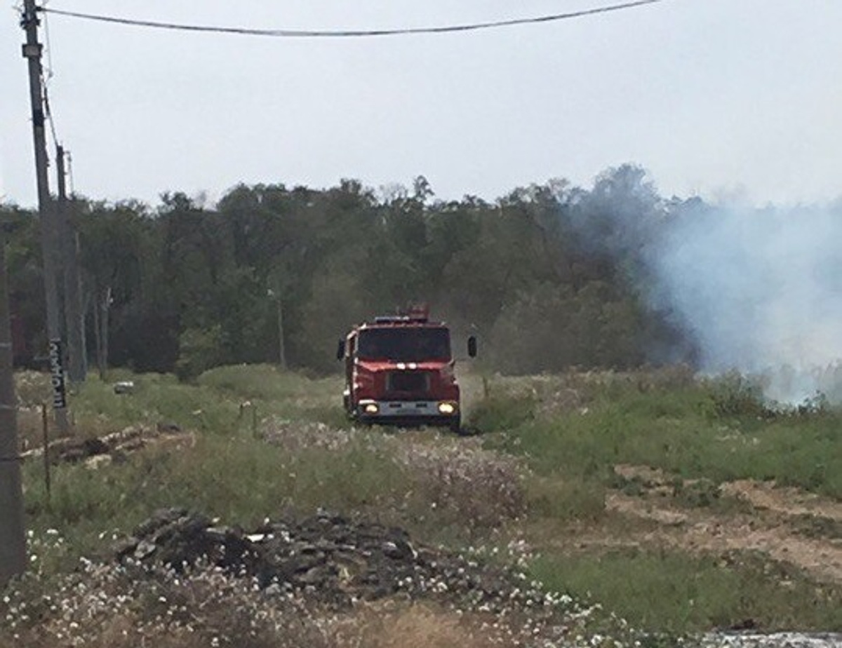 Две пожарные машины тушат огонь