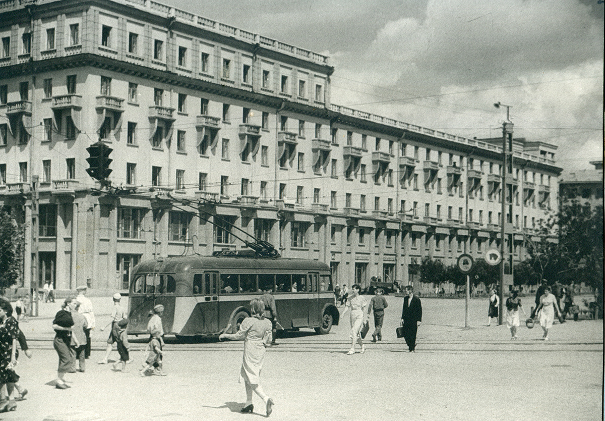 Челябинск 50 годов. Проспект Ленина 1970 Челябинск. Челябинск. Площадь революции 50-е гг.. Пр Ленина Челябинск в 1960. Челябинск проспект Ленина СССР.