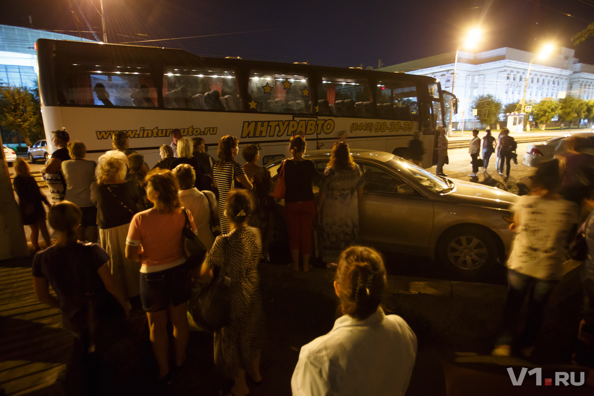 Голосовавшие за после слушаний начали быстро рассаживаться по ожидавшим их автобусам