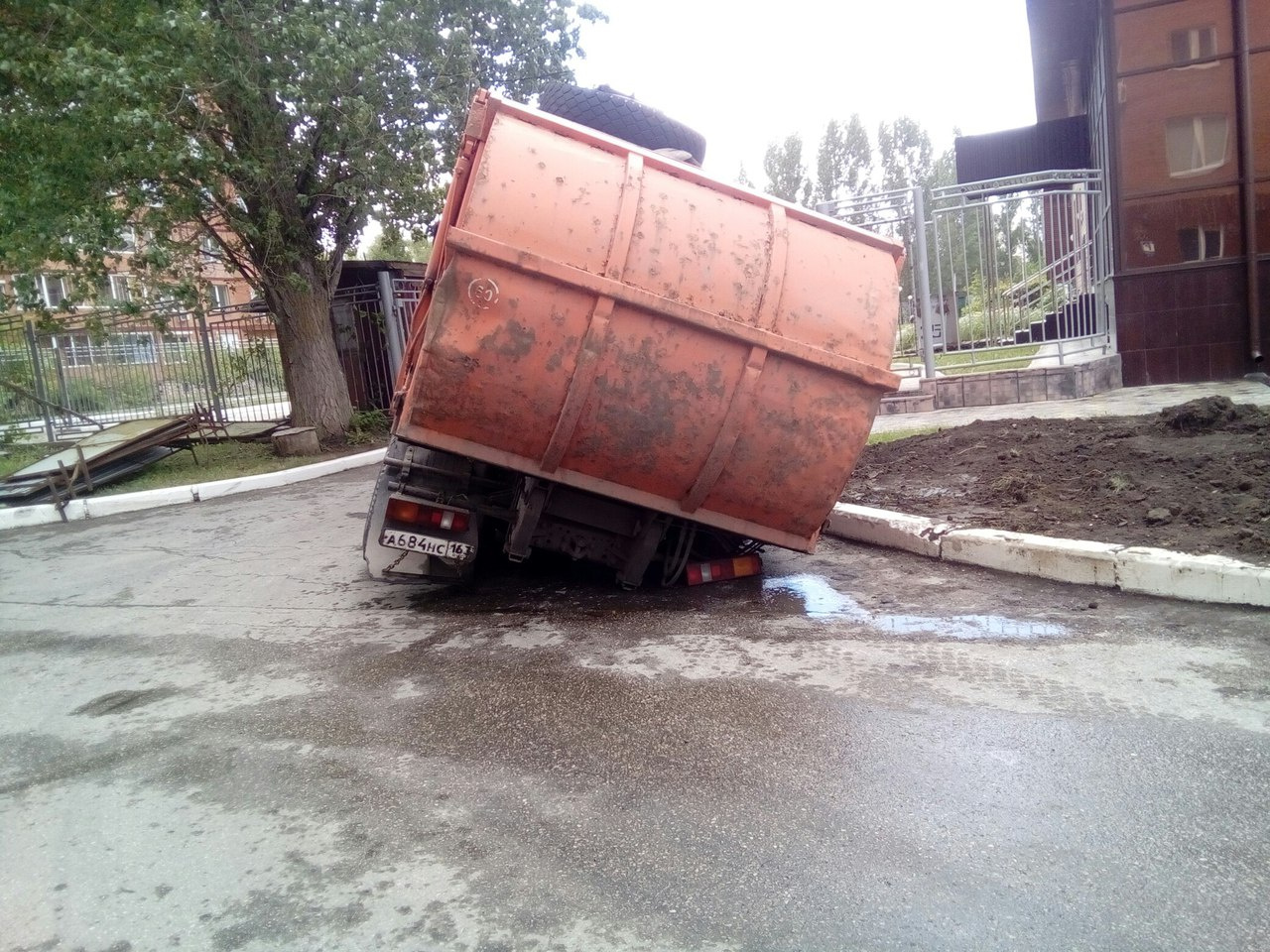 Колесо полностью ушло под землю Колесо полностью ушло под землю