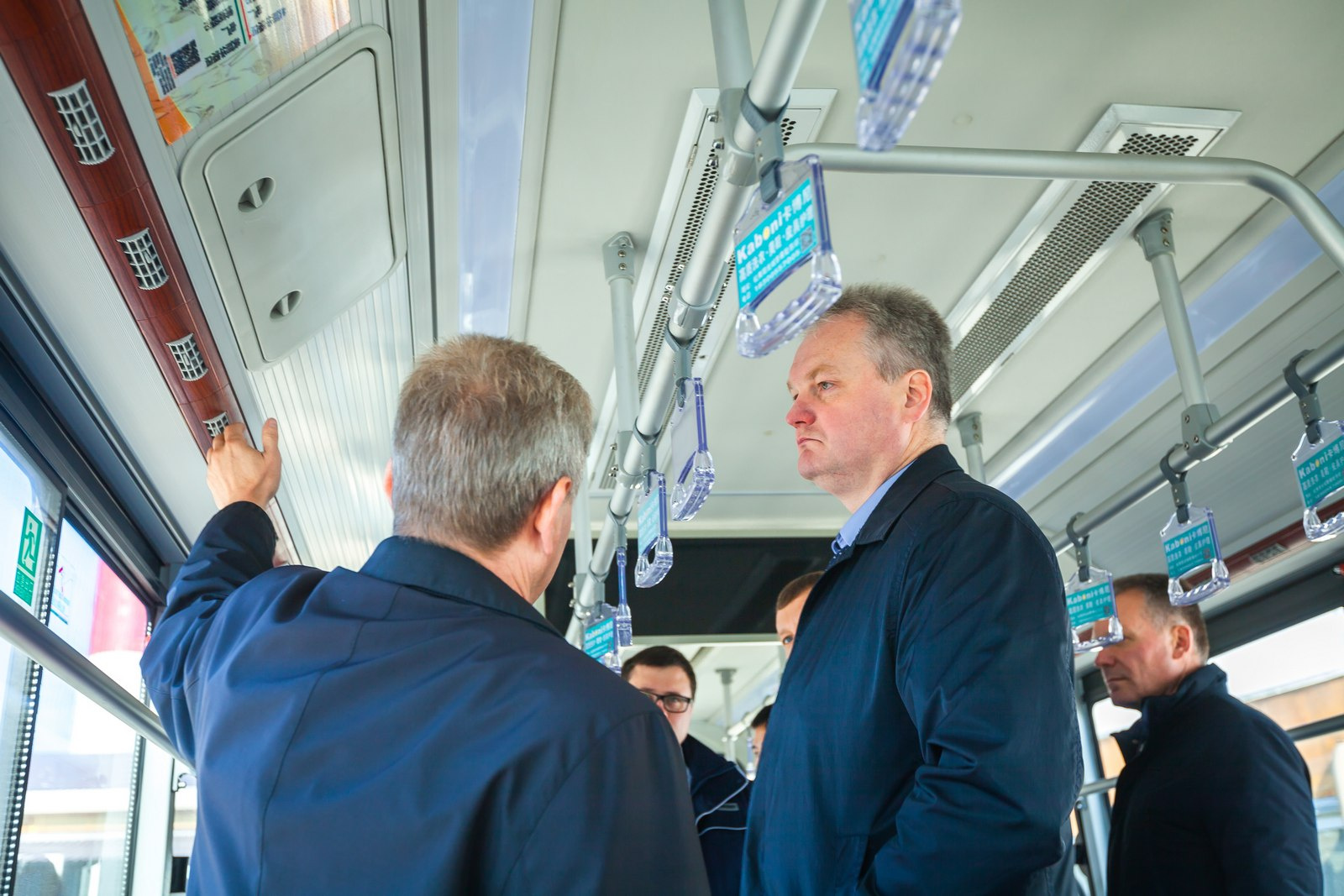По периметру салона расположены воздуховоды кондиционера, работающие и на тепло По периметру салона расположены воздуховоды кондиционера, работающие и на тепло