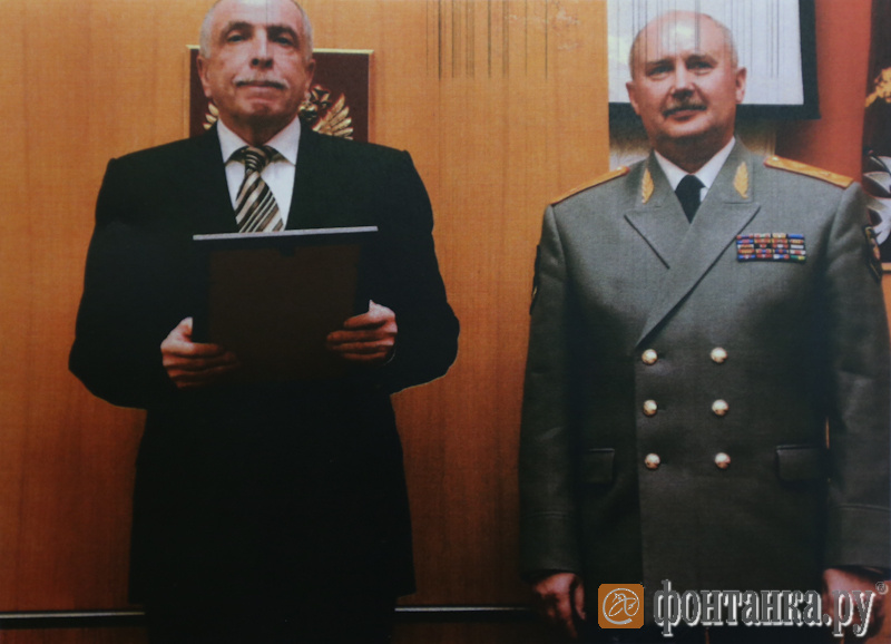 11 июля 2011, Клебанов вручает Быкову почетную грамоту от Полномочного представителя